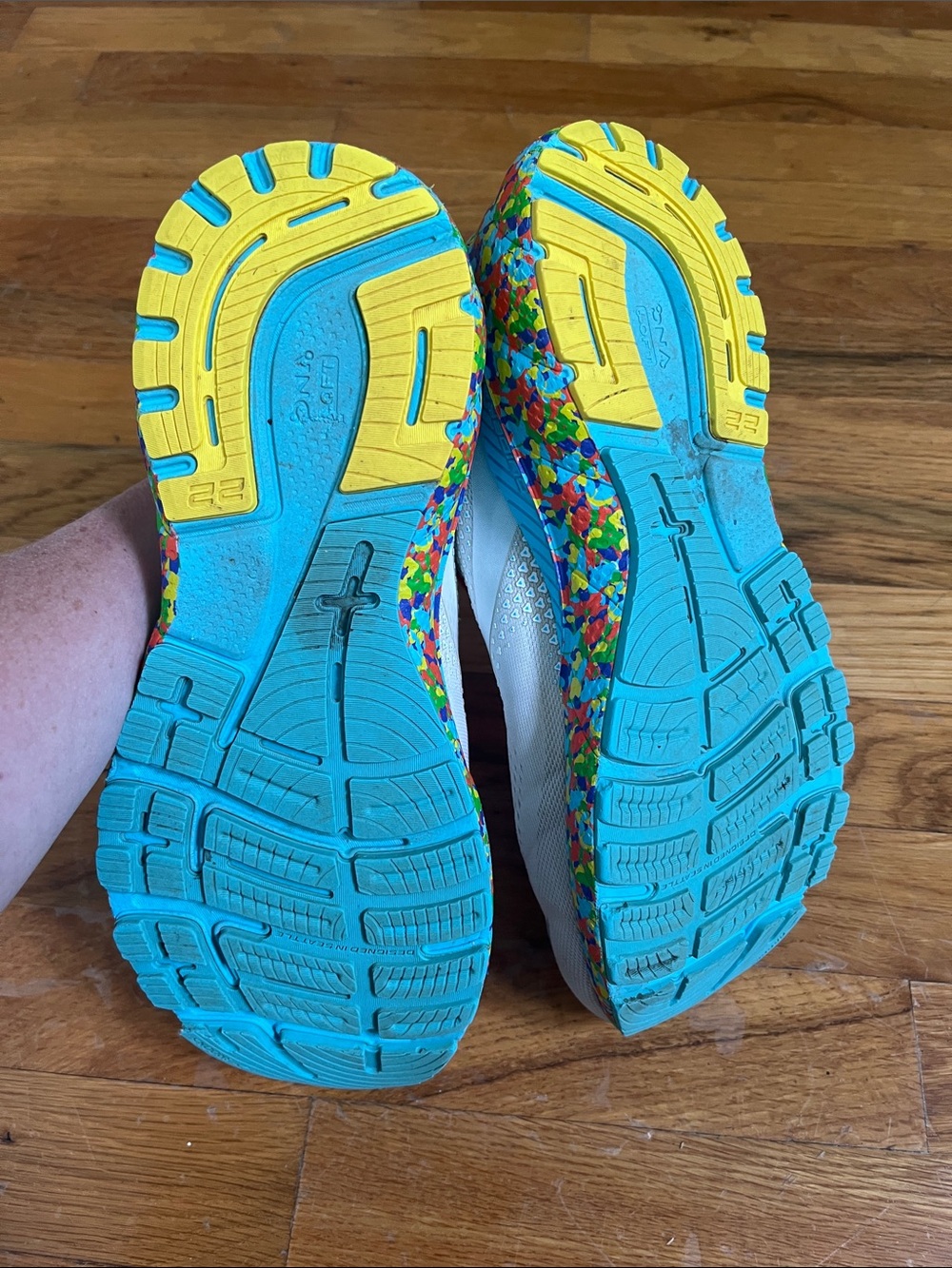 Brooks Adrenaline GTS 22 running shoes in the "Bowl O'" multicolor colorway - Picture 4 of 5